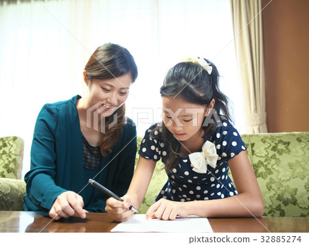 兒童和婦女和打印紙 兒童和婦女和打印紙 32885274
