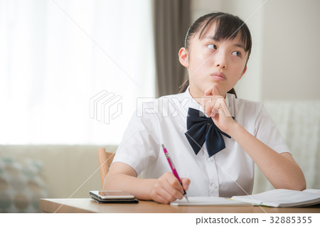 Girl who does not know study summer clothes 32885355