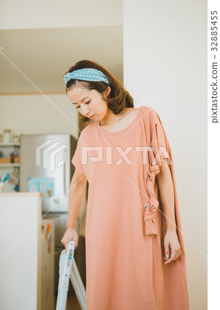 Housewife, housewife, vacuum cleaner 32885455