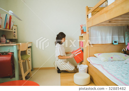 Housewife, housewife, child's room 32885482