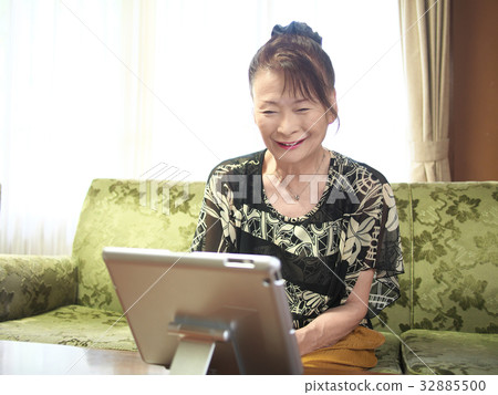 Video phone (tablet PC and senior woman) 32885500