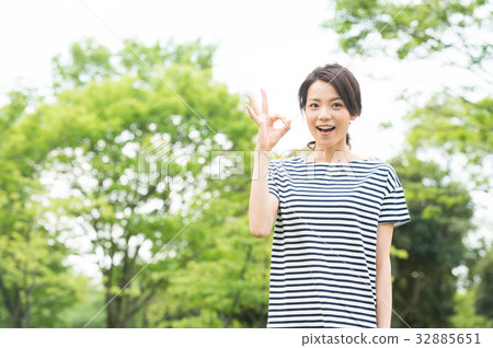 20's woman (green background) 20's woman (green background) 32885651