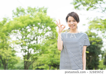20's woman (green background) 20's woman (green background) 32885652