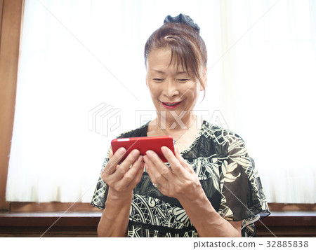 有智能手機的資深婦女 有智能手機的資深婦女 32885838