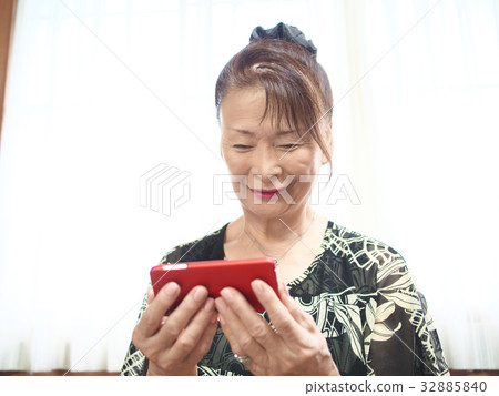 有智能手機的資深婦女 32885840