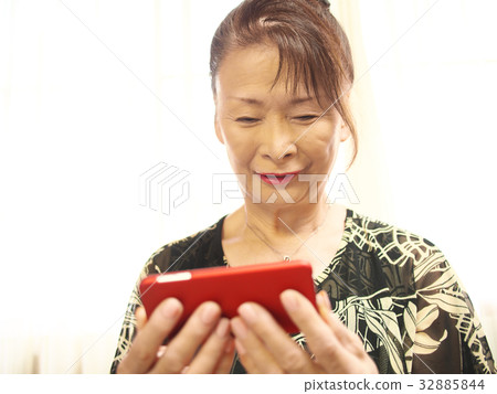 有智能手機的資深婦女 32885844