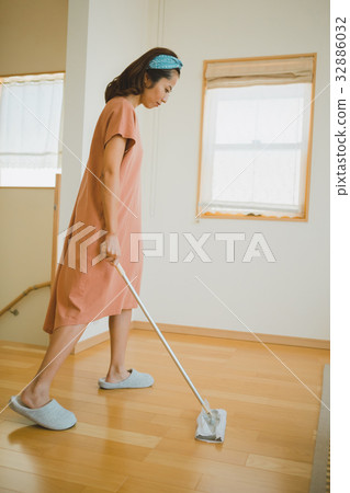 Housewife, housewife, cleanup 32886032