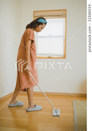 Housewife, housewife, cleanup 32886034