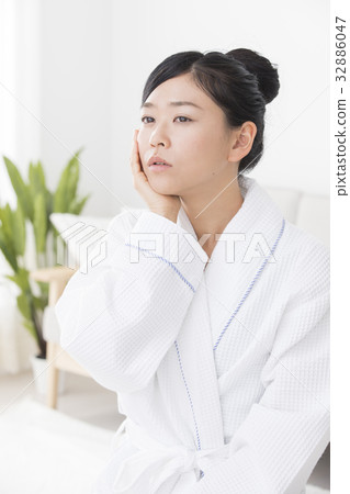 A woman with poor health 32886047