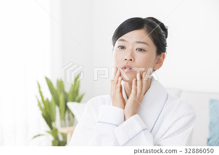 A woman with poor health A woman with poor health 32886050