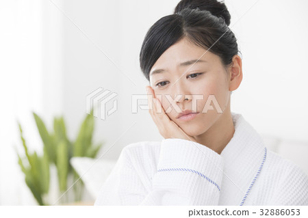 A woman with poor health 32886053