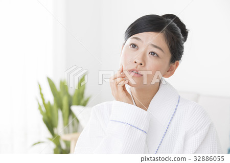 A woman with poor health A woman with poor health 32886055
