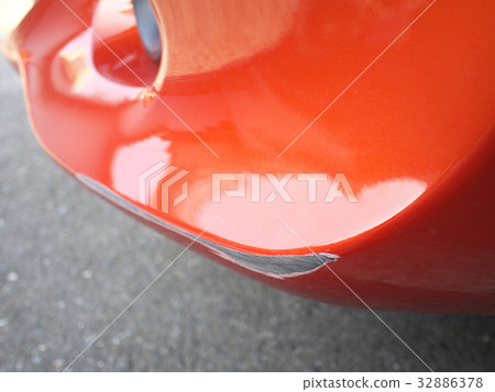 在汽車的保險槓牆上划痕 32886378