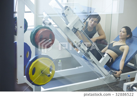 a man is teaching the girl how to practice with the machine a man is teaching the girl how to practice with the machine 32886522