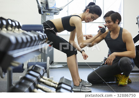 The instructor is conducting to trainee at gym center 32886750
