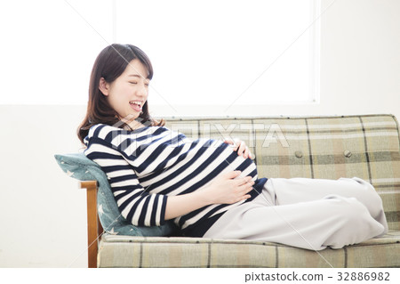 Pregnant woman pregnancy housewife living woman Pregnant woman pregnancy housewife living woman 32886982