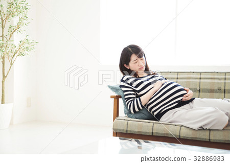 Pregnant woman pregnancy housewife living woman 32886983