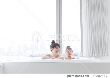 父母和孩子沐浴圖像 32887317