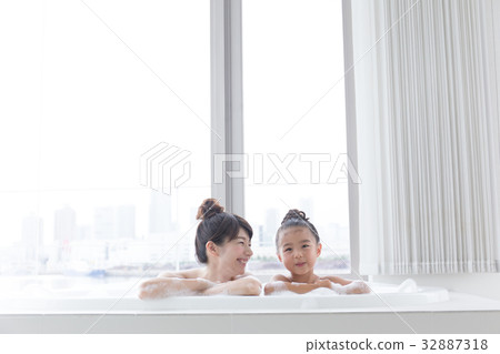 父母和孩子沐浴圖像 32887318