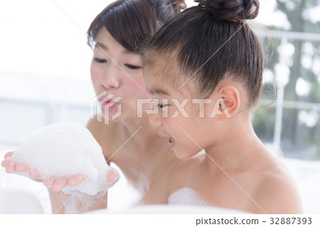 父母和孩子沐浴圖像 32887393