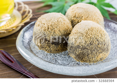 Braised sweet potato with flour 32888564