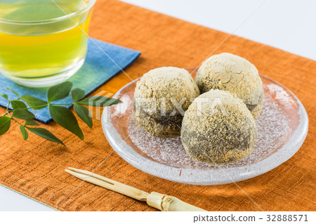 Braised sweet potato with flour 32888571