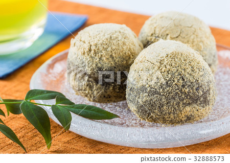 Braised sweet potato with flour 32888573