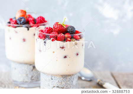 Healthy chia pudding with smoothies 32888753