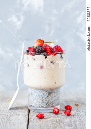 Healthy chia pudding 32888754