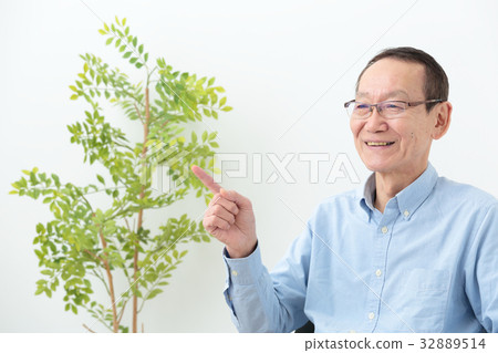 Senior man sitting Senior man sitting 32889514