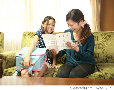 Parents and children who look at Ayumi (a communication list). (A school badge, a school dummy does not exist fictional dummy) 32889796