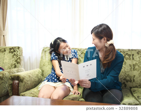 看通知單的父母子女。 （學校徽章，學校假人不存在虛構的假人） 32889808