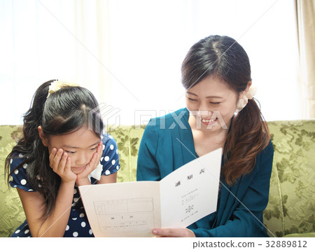 Parent and child who sees notice list. (A school badge, a school dummy does not exist fictional dummy) 32889812