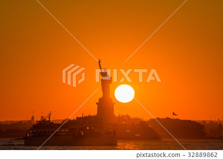 Superb view, Statue of Liberty and the sun, New York sunset Superb view, Statue of Liberty and the sun, New York sunset 32889862