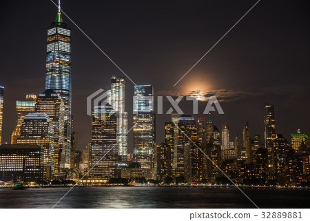 Full Moon New York Manhattan night scene, superb view, full moon Full Moon New York Manhattan night scene, superb view, full moon 32889881