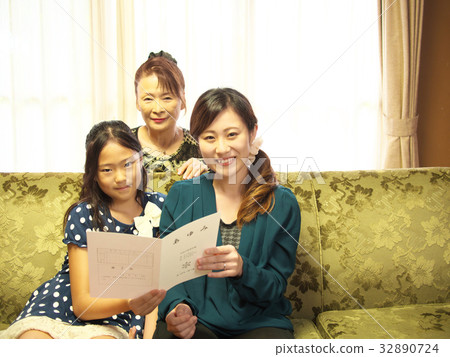 A mother and a grandmother who look at a girl child and "Ayumi" (a report book). (A school badge, a school dummy does not exist fictional dummy) 32890724