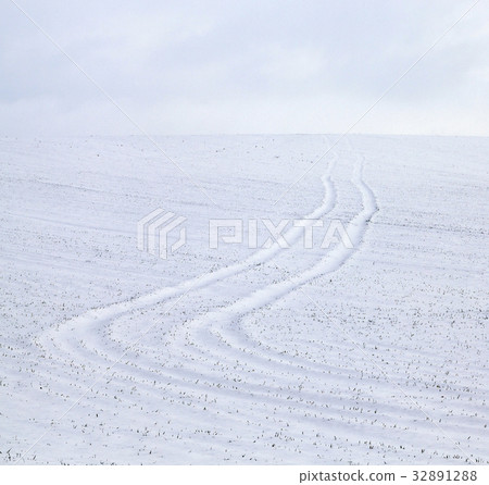 Snow drifts in winter 32891288