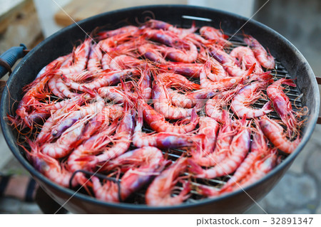 Shrimps Gambos on grill 32891347