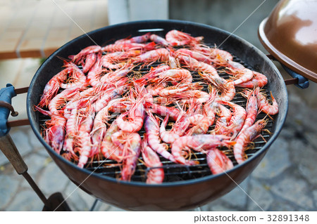 Shrimps Gambos on grill 32891348