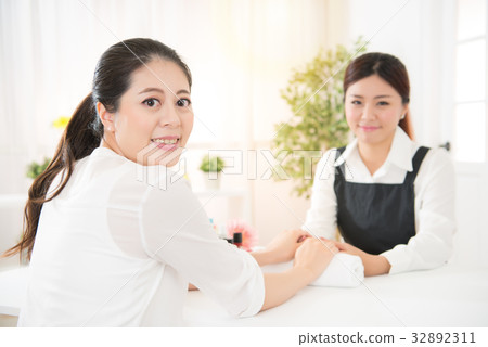 take rest time ready to doing manicure spa 32892311