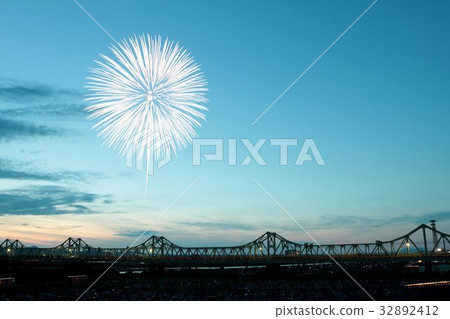 Fireworks of white chrysanthemum of Nagaoka in prayer for peace soaring in twilight Fireworks of white chrysanthemum of Nagaoka in prayer for peace soaring in twilight 32892412