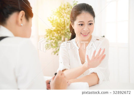 girl client like her manicure nail 32892672