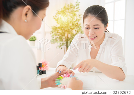 woman choose manicure colorful nail polish 32892673