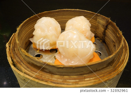 Chinese dim sum dumpling and carrot on bamboo 32892961