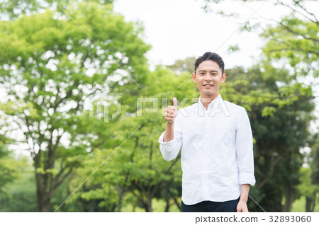 Man in white shirt (green background) 32893060