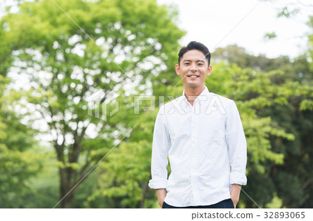 白襯衫的男人（綠色背景） 32893065