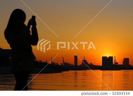 A sunset A sunset 32893534