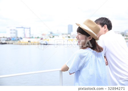 放鬆在甲板的年輕人和婦女 放鬆在甲板的年輕人和婦女 32894271