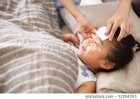 睡覺在床上的小孩 睡覺在床上的小孩 32894363