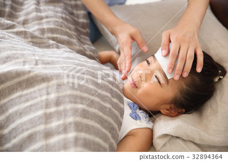 睡覺在床上的小孩 睡覺在床上的小孩 32894364